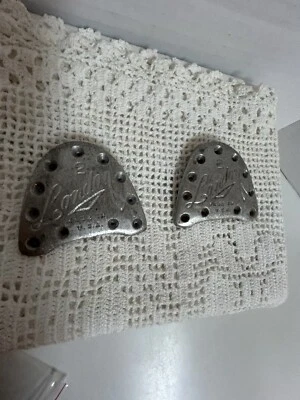 Par de grifos de metal London vintage para zapatos #2 hechos en EE. UU. - muy geniales usados en excelente estado Foto 1 de 4