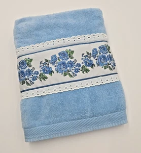 Vintage Sears Blue Bath Towel Eyelet Lace Floral Band GrannieCore CottageCore - Picture 1 of 7