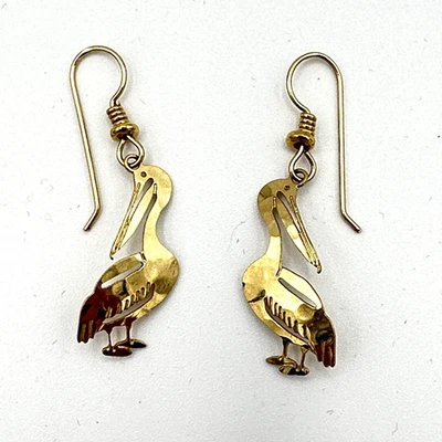 Pendientes pelícano WILD BRYDE - pájaro acuático tono dorado 1,5" gota firmada figurativa Foto 1 de 4