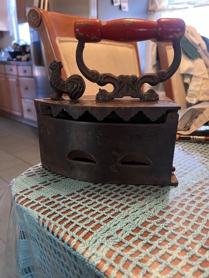 antiguo siglo XIX hierro fundido carbón carbón ropa hierro triste caja gallo pestillo Foto 1 de 2