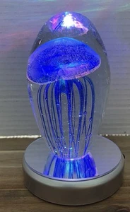 Großer Glas Briefbeschwerer mit kobaltblauer Qualle & beleuchtetem Farbwechselsockel - Bild 1 von 6