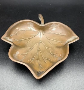 VINTAGE ITALIAN SARETTA BRASS ASHTRAY 4.8" w/SHAPE OF A TREE LEAF c1955 v/g - Picture 1 of 4