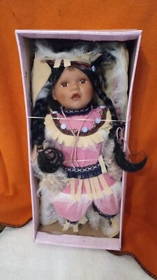 Niña Nativa Americana Beige 18" Alto Rosa Conjunto Dos Piezas Manta Ojos Marrones Foto 1 de 4