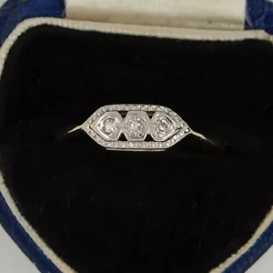 Anello vintage in oro 18 kt con tre pietre e diamanti circa 1940 - Foto 1 di 5