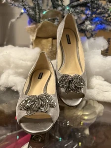 Alex Marie Women 10 Gray Metallic Peep Toe Beaded Wedge Flats - Picture 1 of 13