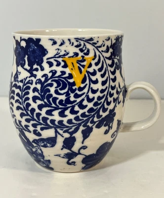 Caneca Anthropologie Home Grown amarela monograma "v" azul cobalto estampa floral - Imagem 1 de 4