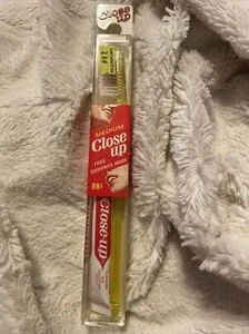 Close Up Vintage Toothbrush w Toothpaste Medium Bristles Original Plastic Case - Picture 1 of 4
