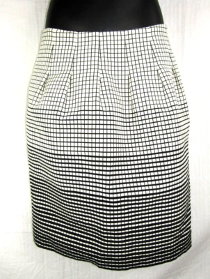 Falda Tulipán Lida Baday Gradiente Cuadros Talla 2 Hasta la Rodilla Negra Blanca Multi Forrada Foto 1 de 4