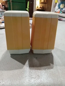MAX KLEIN Baraboo Mid Century Yellow/White Plastic Salt Pepper Shaker Pair - Picture 1 of 6