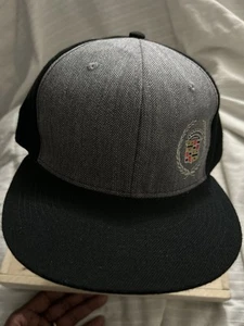 Cappello Cadillac grigio/nero aderente ricamato taglia 7 3/4 - Foto 1 di 8
