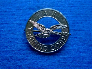 NEU AIR TRAINING CORPS CHROM BASKENMÜTZE ABZEICHEN + PIN - Bild 1 von 2