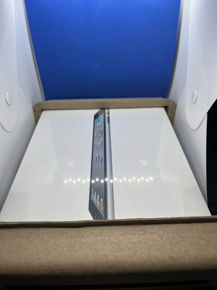 Brand new Sealed Apple iPad 2nd generation 16gb WI-FI + 3G very rare collector  - Image 1 of 4