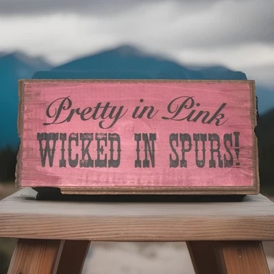 Placa de letrero del oeste de rodeo vaquera Pretty In Pink Wicked in Spurs Foto 1 de 2
