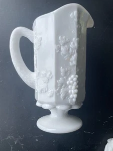 Vintage Westmoreland Milchglas Krug in getäfelter Traube produziert ca. 1940er-1984 - Bild 1 von 4