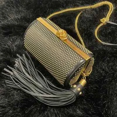Bolso de Mano Alexander McQueen Cilindro Negro Tachonado Bandolera con Adorno Scull Foto 1 de 4