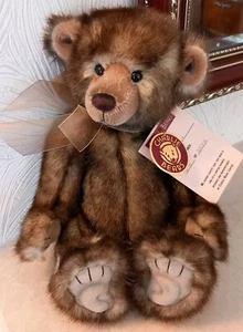 Charlie Bears STEVIE Plumo Bär - NEU mit Etikett & Tasche & Box - Bild 1 von 6