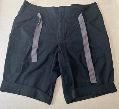 VINCE. Shorts femininos de algodão cor preta tamanho 10 com zíper YKK usado - Imagem 1 de 4