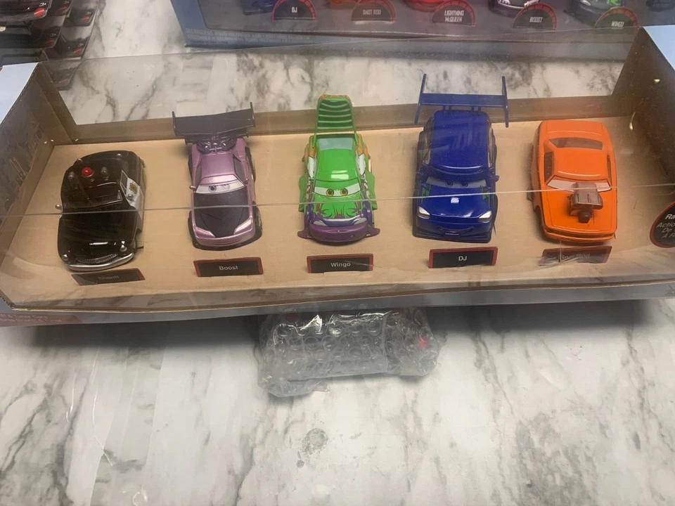 ¡Juego de afinadores y sheriff de Disney Store! Escala 1:48, vitrina! Excelente estado Foto 1 de 4