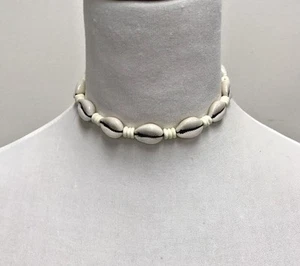Collar Cowrie Shell Gargantilla Surfista Boho Festival - Blanco sobre Negro - Imagen 1 de 4