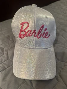 Barbie Mütze/Mütze Stickerei in rosa irisierend weiß für Damen brandneu - Bild 1 von 10
