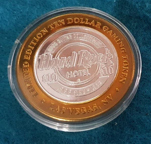$10 GUITARRA FENDER .999 SILVER STRIKE CASINO TOKEN LAS VEGAS Hard Rock Café PIN - Imagen 1 de 4