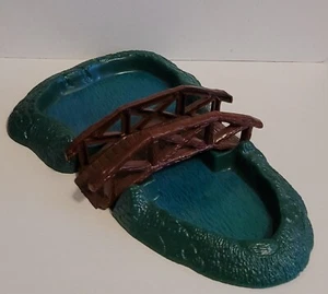 PLASTICVILLE U.S.A. vintage O-S Scale Train SCENERY Plastic FOOT BRIDGE & POND - Picture 1 of 4