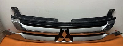 7450A992 | 2016 - 18 Mitsubishi Outlander REJILLA SUPERIOR OEM CROMO PLATA NEGRO Foto 1 de 4