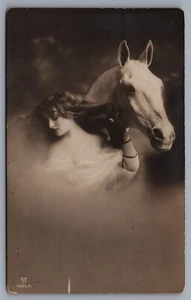 Cartolina RPPC Bella Donna Cavallo Bianco Stallone Studio Fantasia K12 - Foto 1 di 3