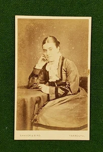 CDV40 Antiguo Vintage Carte de Visite CDV Fotografía Mujer Vestido Sawyer Yarmouth - Imagen 1 de 3