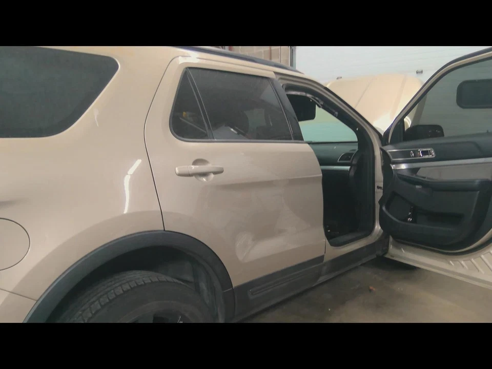 Used Rear Right Door Assembly Rear Side fits: 2017 Ford Explorer electric privac - Imagem 1 de 4
