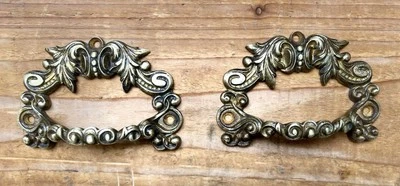 Lot de 2 poignées anciennes Fixe en laiton style baroque - estampillées EB ou FB - Photo 1/4