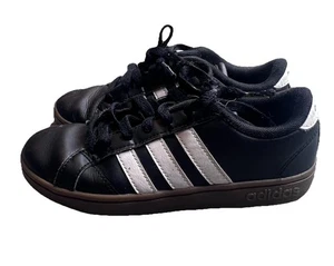 Adidas Baseline schwarz-weiß runde Spitze Turnschuhe kleine Jungen Größe 1 - Bild 1 von 8
