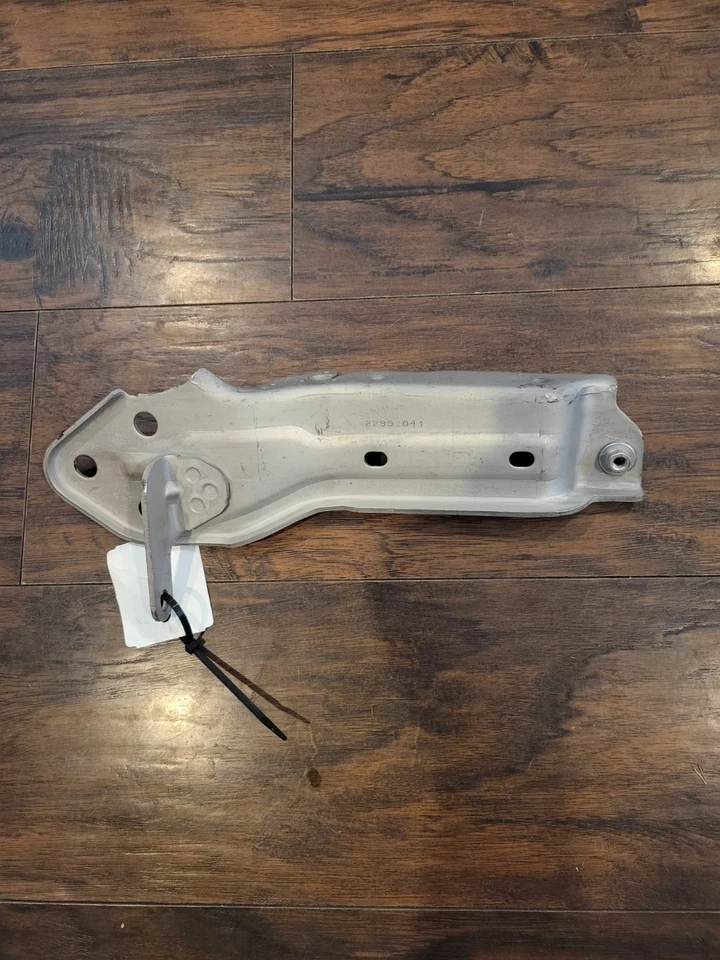 Soporte superior guardabarros derecho Sierra Silverado 2014-2019 OEM NUEVO 22992041 Foto 1 de 3