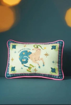 Nuevo Lou Benesch Anthropologie Mini Stargazer Bordado Zodiaco Almohada Capricornio Foto 1 de 4