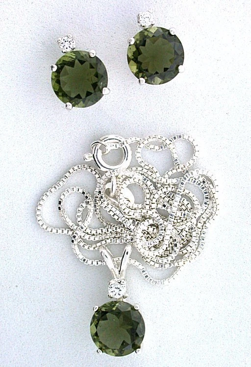 Pendientes colgantes y cadena redondos de plata de ley con piedras preciosas de moldavita de 4,50 quilates TW Foto 1 de 1