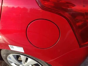 Suzuki Swift Mk4 A2L 17-24 Tankklappe Deckel ZWP Burning Red Pearl A69585 - Bild 1 von 2