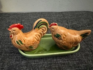 ADORABLE Mid-Century 1950s Arrow Salt & Pepper Shakers Hen and Rooster JAPAN - Picture 1 of 7