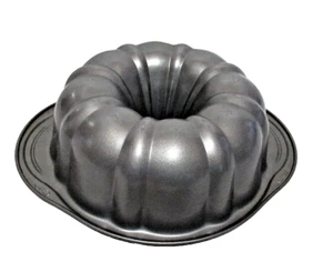 WILTON Bundt Cake Pan  9.75" x 3.38" Non-Stick Fluted - Picture 1 of 2