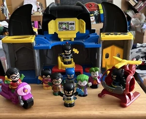 Baticueva Fisher-Price Little People DC Super Friends, Baticcopter, Batcycle +9 Peop - Imagen 1 de 12