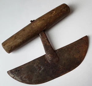 18. JAHRHUNDERT PRIMITIVER SCHWERER HANDGESCHMIEDETER EISEN / HOLZ LEBENSMITTEL KRÄUTER ZERKLEINERER - Bild 1 von 5
