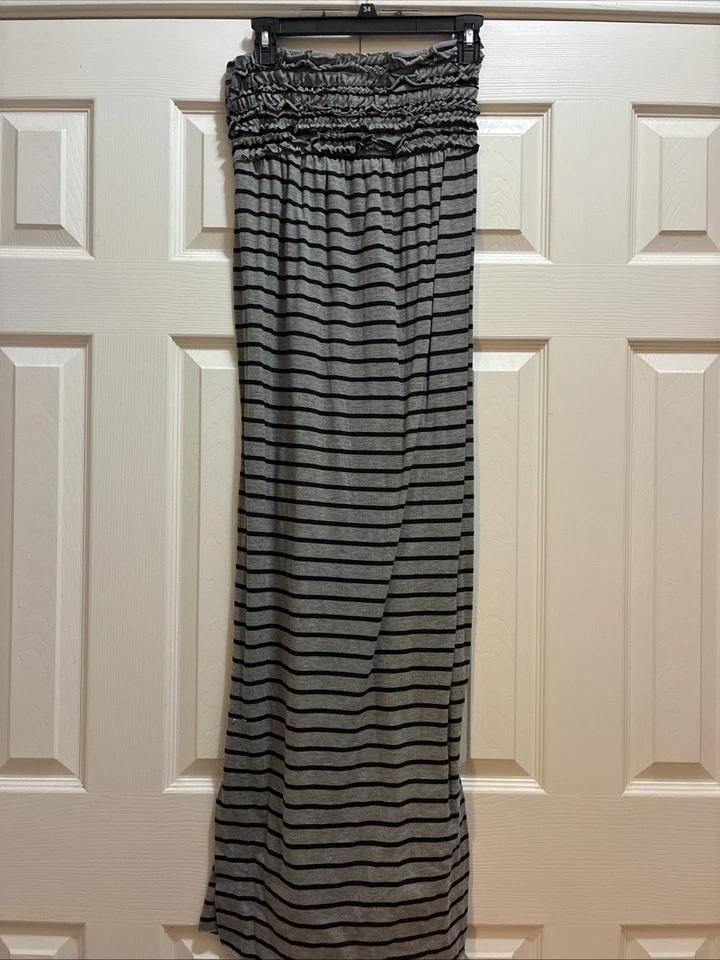 Maxi Vestido Para Mujer Xhilaration Talla Mediana, Sin Mangas Volantes Gris Negro Rayas Foto 1 de 4