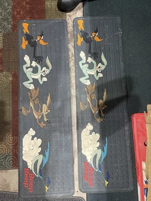 Alfombrilla de goma Looney Tunes Car Truck 1997 Roadrunner Wyle E Coyote Bugs Bunny Daffy Foto 1 de 4