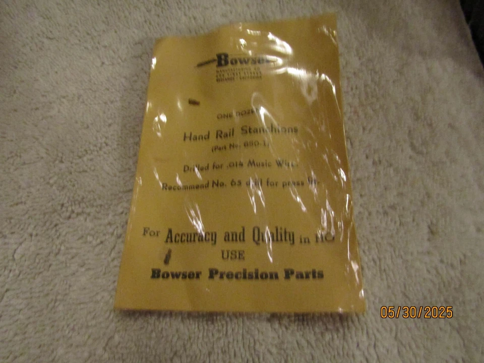 Vintage Genuine Bowser HO Hand Rail Stanchions 650-1 Set of 2 NOS - Image 1 of 1
