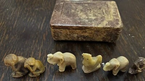 6 Jade and Some Hand Carved Figures w/Original Stone Box - Foto 1 di 8