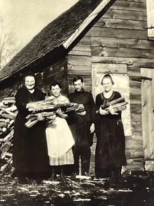 1i Foto 1910-20er Jahre Familie sammelt Holz aus Holzhaufen Gehöft Frauen - Bild 1 von 5