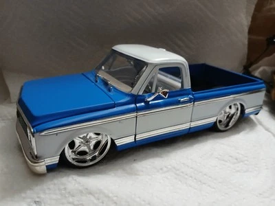 ((Color Raro))1/24 JADA 1972 CHEVROLET CHEYENNE AZUL Y BLANCO COMO NUEVO ((LEER ANUNCIO)). Foto 1 de 4
