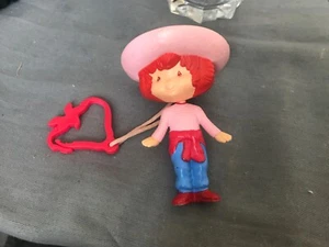 VINTAGE STRAWBERRY SHORTCAKE KEYRING BAGCLIP RARE VHTF COLLECTORS - Picture 1 of 3
