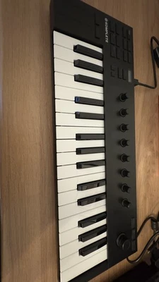 Native Instruments Komplete Kontrol M32 USB Midi Controller Keyboard - Image 1 of 2