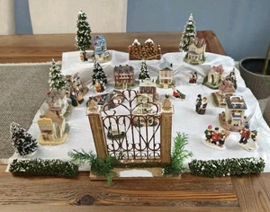 Vintage verschiedene Weihnachtsdorf Menschen Gebäude & Zubehör Set 20+ - Bild 1 von 15