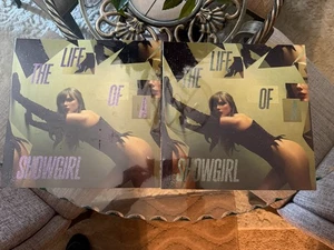 Inhand THE LIFE OF A SHOWGIRL: THE SHINY BUG (WINTERGREEN & ONYX MARBLED VINYL) - Picture 1 of 2